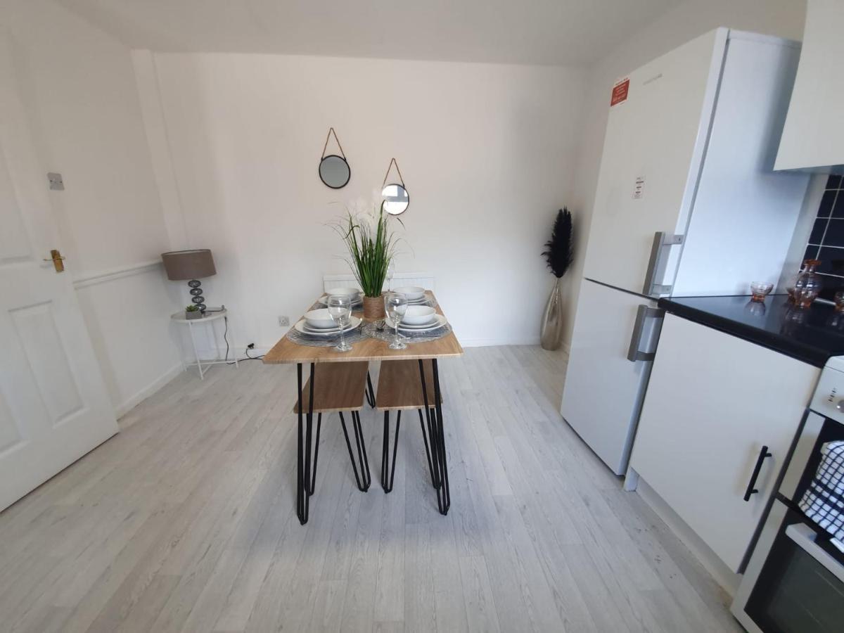Bv Luxury Spacious 3 Bedroom House At Isaac Close Манчестер Экстерьер фото