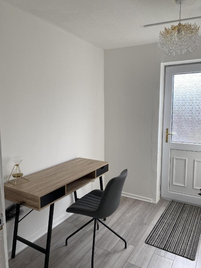 Bv Luxury Spacious 3 Bedroom House At Isaac Close Манчестер Экстерьер фото